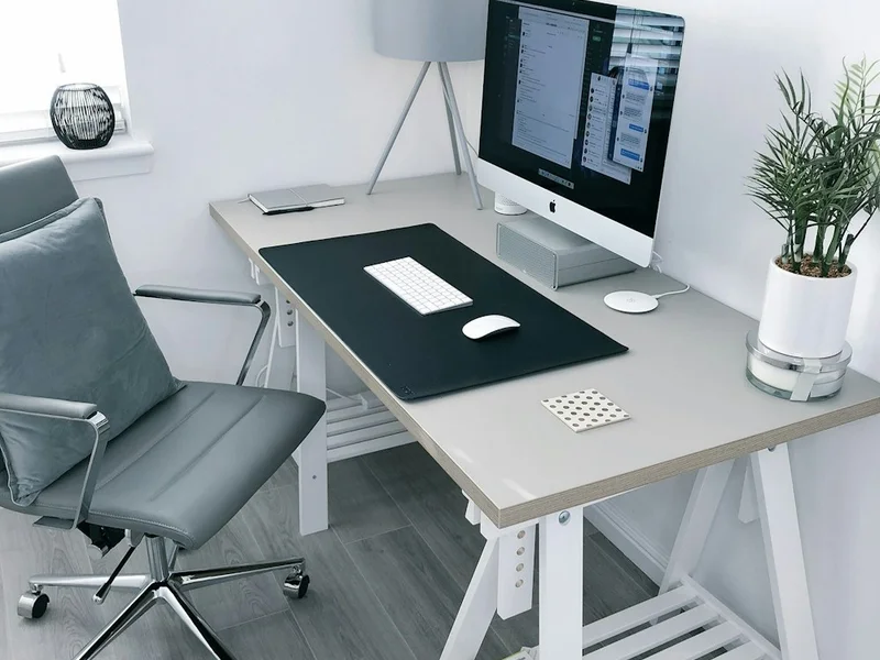 Home office elegante con escritorio a medida y estantería de muro completo